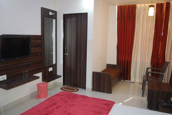 Hotel Royal Inn Dwarka Gujarat Double Bed Room with AC and amenities